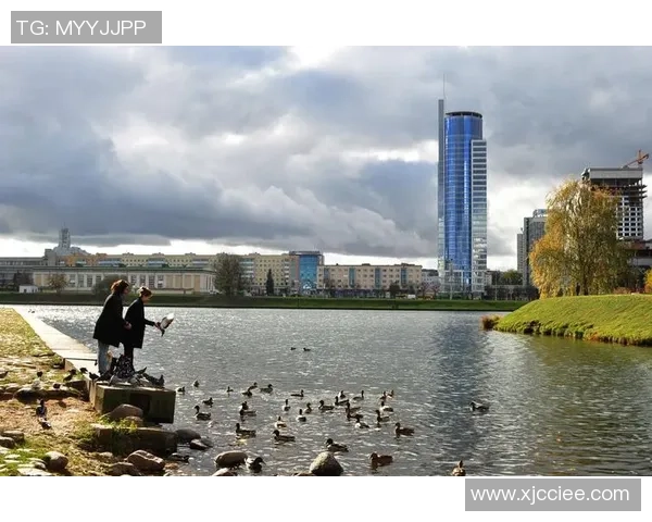 伊斯洛奇明斯克与斯鲁特斯克的精彩对决揭示足球战术与团队合作的魅力 伊斯洛奇明斯克与斯鲁特斯克的精彩对决揭示足球战术与团队合作的魅力